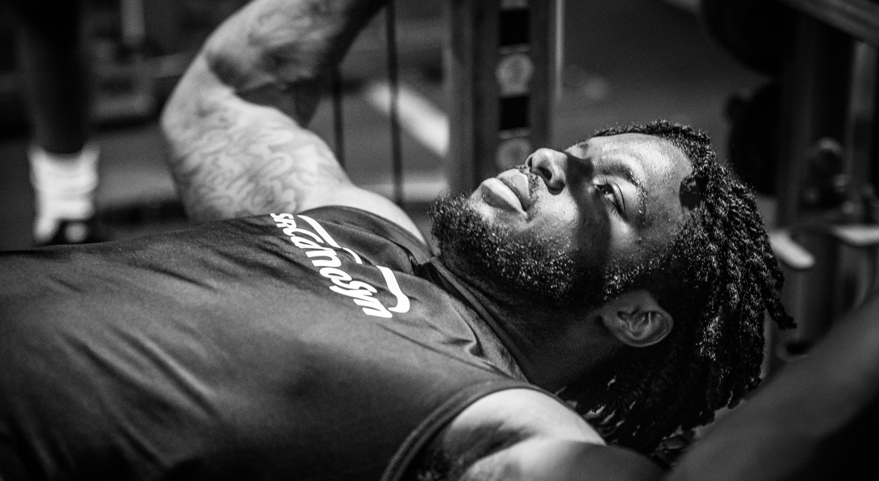 ian thomas performing bench press