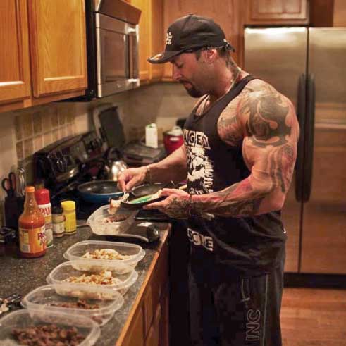 kris gethin in the kitchen meal prepping